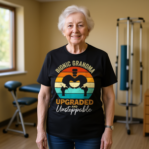 T-shirt Bionic Grandma per il recupero post-intervento alla protesi dell'anca, ideale per il centro di riabilitazione - Product Image 2