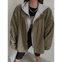 Nouvelle Veste Utilitaire Femme Olive Automne 2026 – Capuche Amovible, Fermeture Éclair Frontale, Effet Superposé, Poches Amples, Style Décontracté Quotidien – Vente en Gros