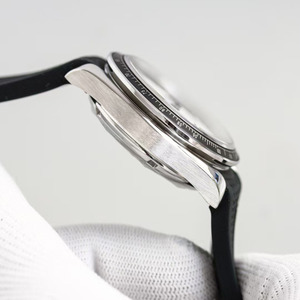 นาฬิกาข้อมือจักรกลอเนกประสงค์สุดหรูคุณภาพสูงสำหรับทุกเพศ พร้อมฟังก์ชั่นโครโนกราฟ แทคไมเตอร์ สามเข็ม และตัวบอกพลังงานสำรอง - Product Image 4