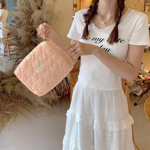 Trousse de toilette matelassée avec cœur doux Sac à cosmétiques avec couture d'étiquettes LOGO Sacs de maquillage de grande capacité pour femmes Cadeau Voyage en plein air - Product Image 1