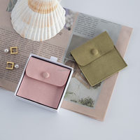 8x8cm Mini Zachte Microvezel Etui met Knoopsluiting voor Oorbellen Ring Ketting Sieraden Cadeauverpakking