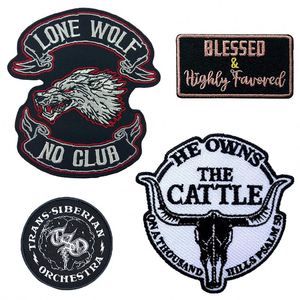 T-shirt pour hommes avec patchs brodés personnalisés, micro-emblèmes, à thermocoller, motif loup solitaire, appliqué 'No Club', pour motards et entreprises - Product Image 1