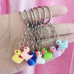 พวงกุญแจเป็ดน้อยสีเหลืองดีไซน์เรียบง่า<span class=keywords><strong>ย</strong></span>แบบใหม่สำหรับผู้หญิงผู้ชาย จี้เป็ดเรซิ่นสุดสร้างสรรค์ พวงกุญแจห้อยกระเป๋า - Product Image 1