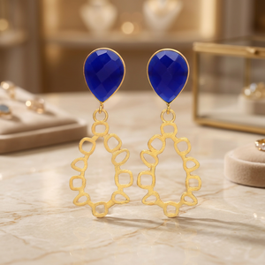 ต่างหูพลอยรูปหยดน้ำสีน้ำเงินรอยัลแบบอาร์ติซาน ชุบทอง 14K พร้อมกรอบลายฉลุรูปทรงเรขาคณิตแบบด้านสำหรับเด็ก - Product Image 4