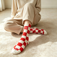 Chaussettes mi-mollet personnalisées unisexes à carreaux rouges et blancs, en coton confortable, pour un usage quotidien décontracté et en extérieur