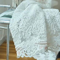 Tissu en tulle brodé de luxe en maille warp, poids moyen, largeur 110 pouces