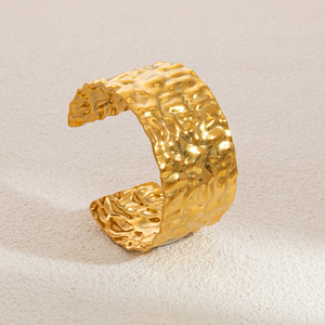 กำไลข้อมือแฟชั่น18K ชุบทองทุบออกแบบให้เหมาะกับชายและหญิง - Product Image 4