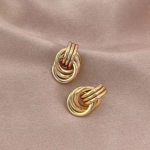 ต่างหูแบบห่วงเกลียวสามวง ดีไซน์เรขาคณิต สแตนเลสสตีล ชุบทอง 14K สไตล์เรโทร ทันสมัย เหมาะสำหรับงานปาร์ตี้ - Product Image 2
