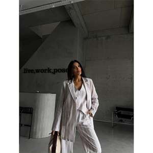 Ensemble de costume pour femme en lin rayé beige, tissu tissé respirant, pantalon large, veste assortie à col en V, tenue décontractée - Product Image 4