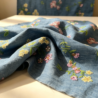 Tissu en denim bleu avec broderie florale multicolore en sequins et perles pour robes, tenues de soirée et robes de cérémonie vintage