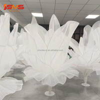 Nouvelle conception SMS : Décoration florale pour centres de table de mariage, installation artistique géante de fleurs en soie organza blanche pour mariage