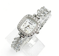 Montre-bracelet à quartz intemporelle tendance 2025 avec cadran en nacre blanc perle, accents de zircon taille marquise transparente et cristaux pavés