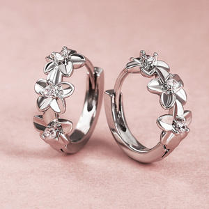 Orecchini a Cerchio Ecuraide con Fiore in Argento 925, Diamanti Taglio Brillante Rotondo, Montatura a Griffe, Classici da Donna per Uso Quotidiano - Product Image 3