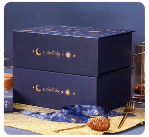 Elegante Caja <span class=keywords><strong>de</strong></span> Regalo Cuadrada con Tapa Abatible y Diseño Celestial en Azul Marino y Detalles Dorados Reutilizable - Product Image 4