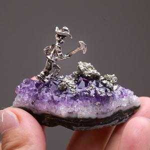 Venta al por mayor CrystalHola: Adorno de estatua de minero con racimo de amatista, hecho a mano, de moda, de piedra en bruto, decorativo para el hogar y escritorio, ideal para festividades. - Product Image 4