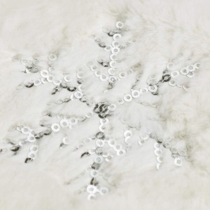 Chaussettes de Noël en peluche en gros avec broderie flocon de neige doré, grands sacs cadeaux suspendus pour la décoration d'arbre et de cheminée - Product Image 4