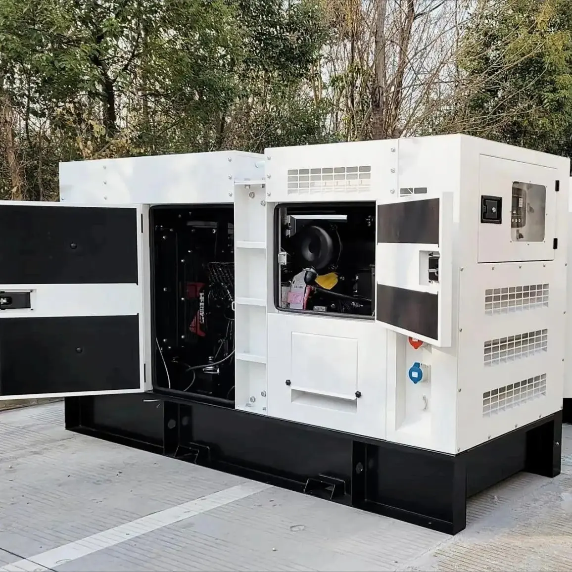 युचाई इंजन द्वारा संचालित YC6B205L-D20 ध्वनिरोधी 120kw 150kva डीजल जनरेटर सेट