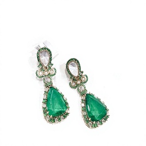 Boucles d'oreilles pendantes vintage plaquées argent glamour avec cristaux verts taillés en poire et sertissage clos de strass pour femme, idéales pour les soirées - Product Image 2