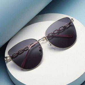 Lunettes de soleil œil de chat en métal à grande monture avec chaîne, style rétro, tendance 2022, personnalisables en gros pour femmes - Product Image 4