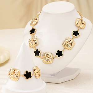 Venta caliente de moda cuatro trébol cuadrado retorcido bobinado collar pulsera 2 uds conjunto femenino de aleación de alta calidad conjunto de joyería de moda W - Product Image 1