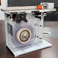 Machine d'étiquetage semi-automatique pour les coins des boîtes en carton et les étiquettes inviolables