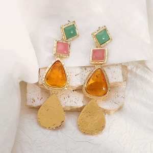 Boucles d'oreilles créoles géométriques en résine tendance de l'été, design irrégulier pour les fêtes, nouvelle collection d'Europe et d'Amérique - Product Image 6