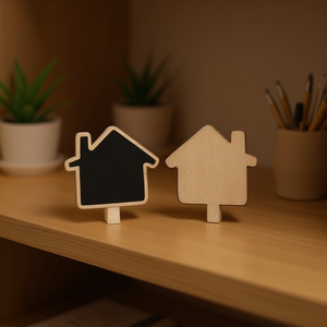 Set di 4 lavagnette in legno a forma di casa Ilan 8x8,5 cm con clip per appunti e decorazioni - Product Image 3