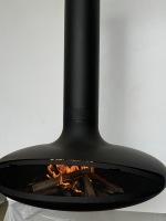 Cheminée suspendue d'intérieur moderne en acier au carbone de style italien personnalisée, peinte en noir résistant à la chaleur, pour brûler du bois