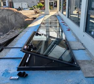 Puits de lumière extérieur/intérieur style villa en alliage d'aluminium avec toit vitré occultant, coupe-vent et design minimaliste - Product Image 1