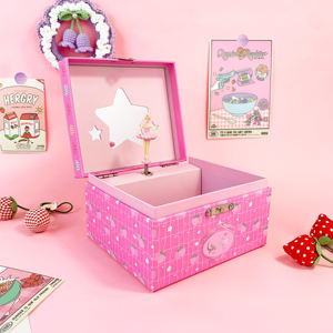 Nouvelle boîte à musique rotative en papier Yiyu, design personnalisé, ballerine fraise, écologique, à manivelle, couleurs et logo personnalisables - Product Image 2