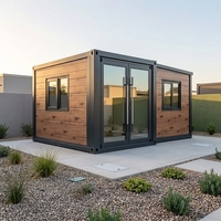 Maison conteneur préfabriquée à ossature acier, cabine modulaire avec panneaux imitation bois et fenêtre à battant, espace habitable