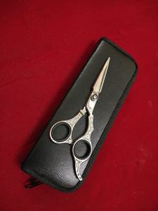 Tijeras de peluquería de titanio con borde de maquinilla de afeitar profesional de acero japonés J2 (6,5 ") - Product Image 3