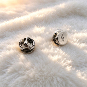 Broche de sécurité en métal personnalisée avec logo, motif dessin animé, badge promotionnel, breloques de luxe pour vêtements et sacs à dos - Product Image 2