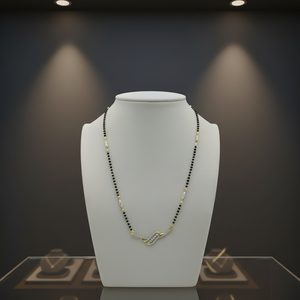 Collar Mangalsutra Clásico en Oro con Cuentas Negras y Diseño Central Moderno con Estilo de Diamante - Product Image 3