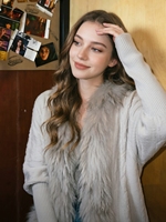 Suéter Oversize con Mangas Murciélago y Cuello de Pelo Sintético - Elegante Tejido Holgado Gris Nube, Top de Moda Otoño Invierno