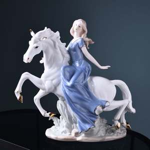 تمثال فتاة من السيراميك، تمثال سيدة مع حصان من البورسلين، إكسسوارات منزلية، نحت فني بأسلوب عصري - Product Image 3