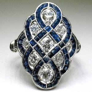 Anello da Cocktail Q883 in Oro Bianco per Donna, Design Geometrico con Moissanite Taglio Brillante Rotondo, Montatura a Canale, Anello di Fidanzamento - Product Image 1