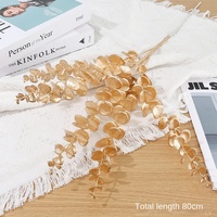 Seau de Fête Écologique et Tendance avec Fleurs Artificielles de Luxe, Feuilles d'Eucalyptus Dorées, Feuilles de Ginkgo et Fruits Rouges pour Noël