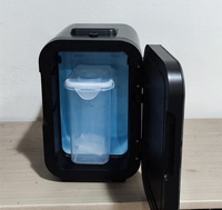 Kulkas Mini Portabel Plastik 110V/220V/12V 8L dengan Lubang Tabung untuk Penggunaan Hotel, Mobil & Mesin Kopi
