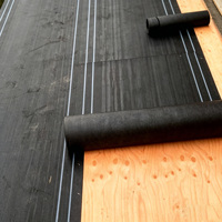 Sous-couche de toiture hybride offrant une résistance au glissement à haute adhérence pour améliorer la sécurité des installateurs sur les toits mouillés ou inclinés.