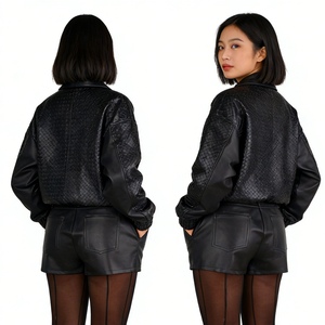 ชุดเซ็ต 2 ชิ้นหนังเทียม PU สำหรับผู้หญิง - เนื้อผ้าทอลายและกางเกงขาสั้นเอวสูง ชุดเสื้อผ้าแฟชั่นสำหรับผู้หญิง - Product Image 4
