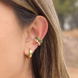 Pendientes Huggie de Oro de 18K y Acero Inoxidable con Circonita Blanca Redonda en Engaste de Garra para Uso Diario - Product Image 2