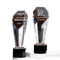 Trophée K9 en cristal blanc de style moderne et minimaliste, personnalisable, idéal pour les récompenses et les cadeaux d'affaires