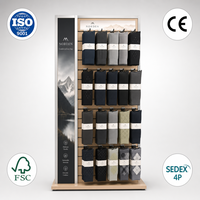 Présentoir mural à lattes personnalisé pour chaussettes avec cadre métallique et panneau graphique montagne pour la merchandising au sol en magasin de détail