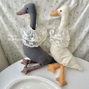 Peluche Canard en Lin Élégant avec Col en Dentelle et Écharpe Brodée, Jouet Décoratif pour la Maison - Product Image 5