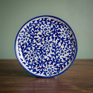 Assiette murale décorative en céramique artisanale de luxe avec motifs culturels distinctifs et finitions détaillées pour un intérieur élégant, bureau ou studio - Product Image 3