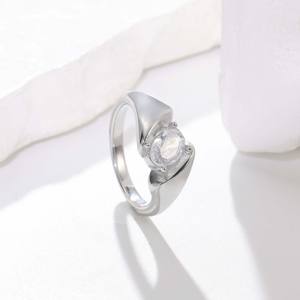 Bague ovale torsadée en acier inoxydable bicolore or et argent avec zircon - Plaqué or 18 carats, bijou minimaliste de luxe léger pour le quotidien - Product Image 3