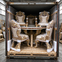 Ensemble de table à manger, meubles de salle à manger, table sculptée ornée de motifs dorés, chaises rembourrées, intérieur classique pour la maison