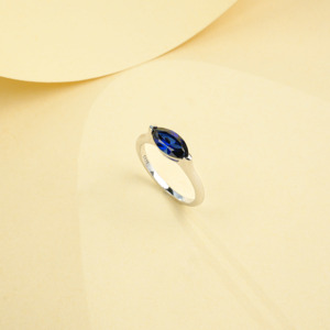 Bague minimaliste classique en argent sterling S925 plaqué rhodium de haute qualité avec saphir cultivé en laboratoire - Product Image 3