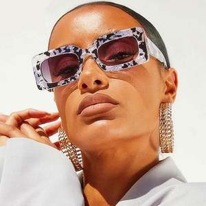 Lunettes de soleil carrées pour femme, style vintage, grande monture, logo personnalisé, protection UV400, motif léopard gris - Product Image 1